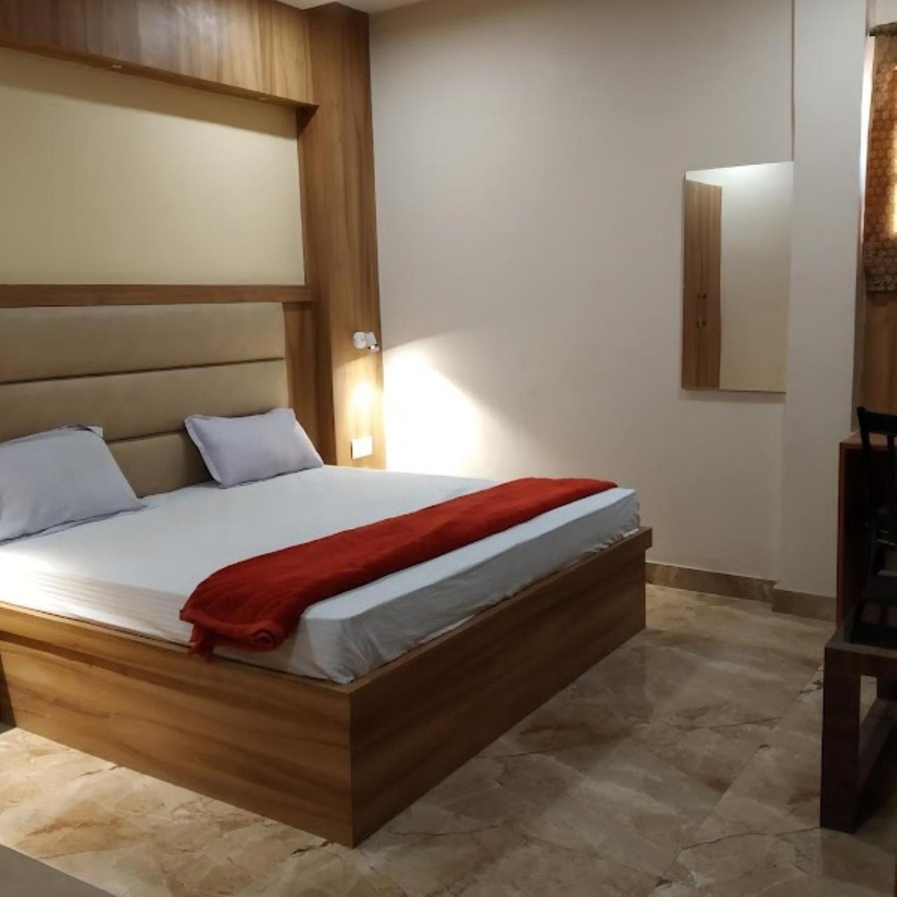 New Kumar Hotel & Banquet Lucknow Eksteriør bilde